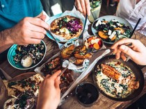 Kenapa Restoran Terapkan Aturan Dilarang Berbagi Makanan?