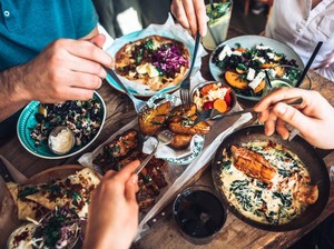 Kenapa Restoran Terapkan Aturan Dilarang Berbagi Makanan?
