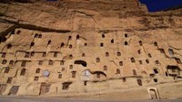 Kelima ada Desa Manazan, Turki. Ternyata, Turki tidak hanya memiliki Cappadocia sebagai kota yang berdiri di tebing batu. Masih ada Desa Manazan di Kota Taskale, Karaman. Desa ini terpahat dan tertata rapi di tebing batu Lembah Yesildere. Istimewa/imturkey  