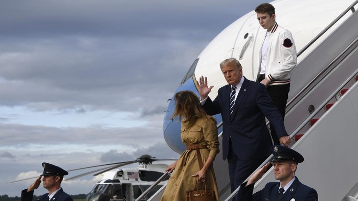 President Donald Trump and first lady Melania Trump walk down the steps of Air Force One at Andrews Air Force Base, Md., Sunday, Aug. 16, 2020. Trump was returning to Washington after spending the weekend at Trump National Golf Club in New Jersey. (AP Photo/Susan Walsh)