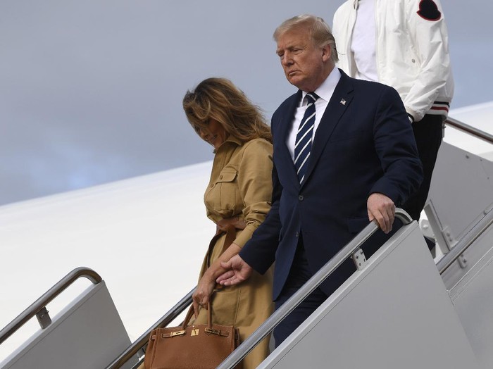 Melania Trump Tolak Digandeng Trump President Donald Trump and first lady Melania Trump walk down the steps of Air Force One at Andrews Air Force Base, Md., Sunday, Aug. 16, 2020. Trump was returning to Washington after spending the weekend at Trump National Golf Club in New Jersey. (AP Photo/Susan Walsh)