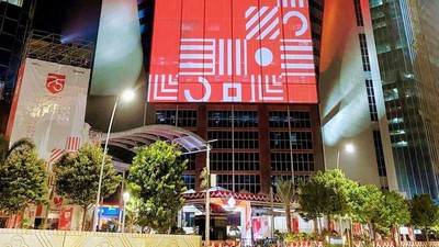 Melihat Video Mapping di Gedung BRI