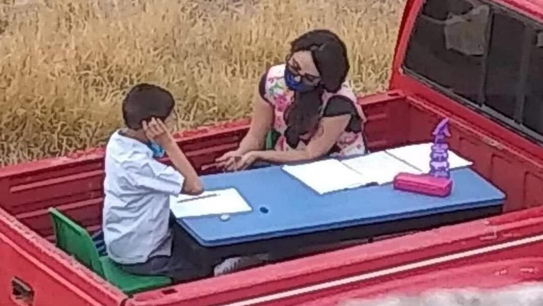 Mobil pikap disulap jadi ruang belajar darurat Mobil pikap disulap jadi ruang belajar darurat