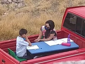 Viral, Bu Guru Sulap Mobil Pikap Jadi Tempat Belajar Anak Berkebutuhan Khusus