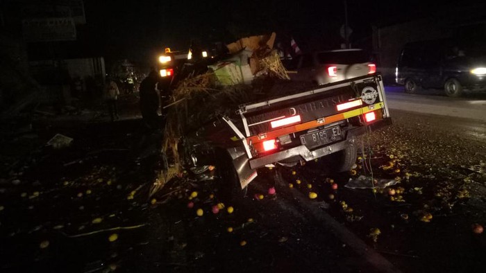 Mobil vs bus di Bandung, seorang sopir tewas di lokasi