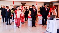 Setelah Upacara Peringatan HUT RI usai, telah digelar acara tambahan yang terdiri dari: Penyerahan Satyalencana Karya Satya 10 tahun dan 20 tahun kepada tiga staf KBRI yang berhak menerima, penyerahan piagam penghargaan kepada petugas upacara, pengerukan tumpeng dan penyerahannya kepada dua wakil dari anggota masyarakat. Acara ditutup dengan ramah tamah sambil makan siang bersama bertempat di Balai Kartini, KBRI Canberra. Istimewa/Dok. KBRI Canberra.