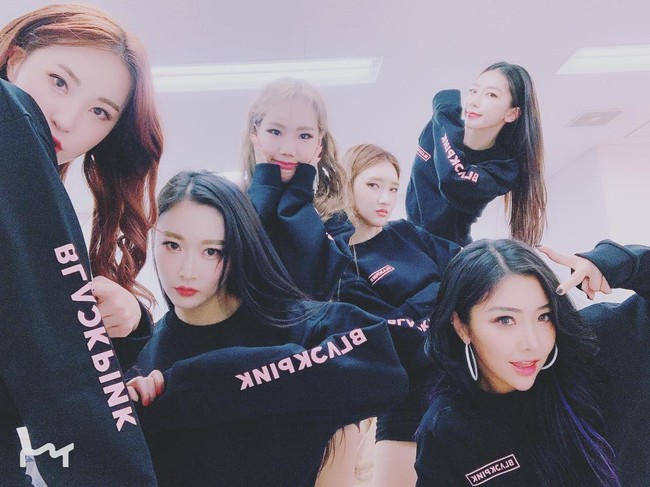 Menjadi idol memang tidak mudah. Beberapa orang debut beberapa kali baik dalam grup maupun sebagai solois sampai akhirnya bisa dikenal. Moon Jinsil pun sepertinya tidak ingin menyerah selama masih ada kesempatan. Foto: Instagram @ dal_true_