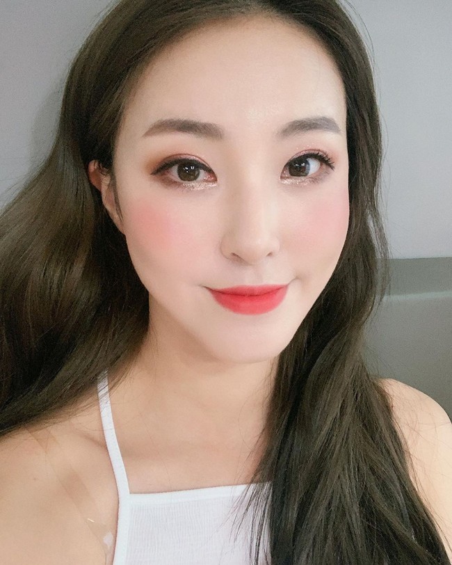 Tak tanggung-tanggung, Moon Jinsil memegang tiga posisi sekaligus, yakni lead rapper, lead dancer, dan vokalis. Tampaknya ia memang punya banyak bakat untuk menjadi seorang artis KPop. Foto: Instagram @ dal_true_