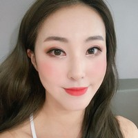 Tak tanggung-tanggung, Moon Jinsil memegang tiga posisi sekaligus, yakni lead rapper, lead dancer, dan vokalis. Tampaknya ia memang punya banyak bakat untuk menjadi seorang artis KPop. Foto: Instagram @ dal_true_