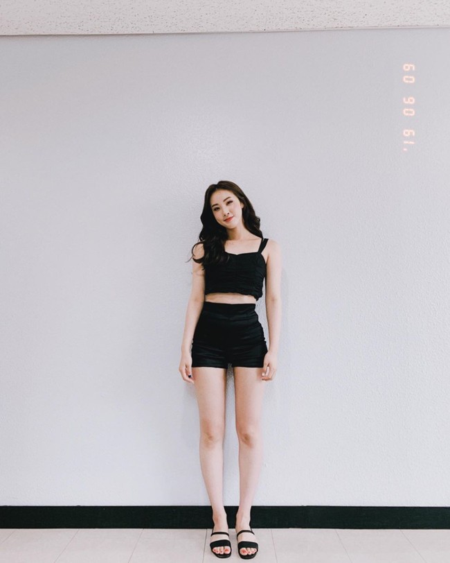 Sayangnya grup tersebut tidak sukses lalu Jinsil debut lagi dalam AGIRLS pada 2016. Tak lama kemudian, Moon Jinsil keluar dan bergabung dengan HEXE sebagai main dancer namun grup itu lagi-lagi hanya bertahan setahun. Foto: Instagram @ dal_true_