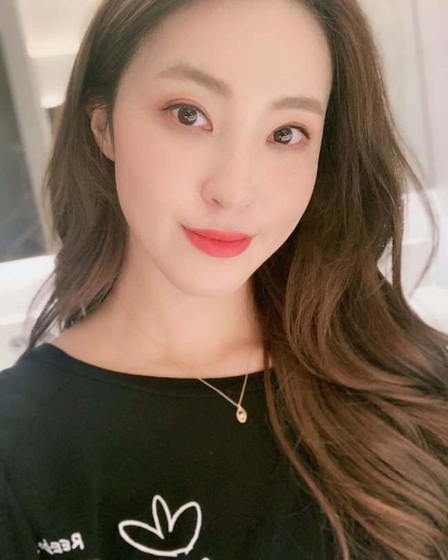 Moon Jinsil juga pernah tergabung dalam grup KPop Various di 2017 di mana ia menjadi leader tapi grup tersebut bubar di 2018. Meski sudah empat kali gagal menjadi idol sukses, Jinsil mencoba keberuntungannya lagi di industri KPop dengan bergabung dengan grup dari VH Entertainment bernama Blastar. Foto: Instagram @ dal_true_