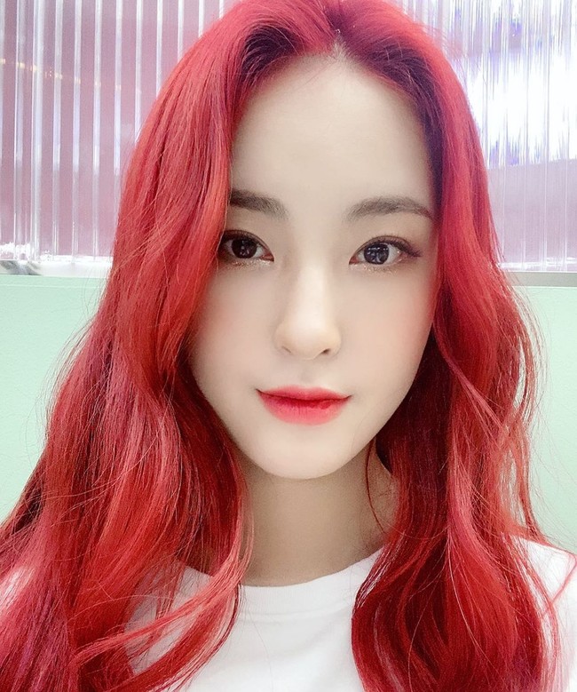 Moon Jinsil adalah salah satu back dancer cantik yang sering mengiringi Blackpink saat perform. Belakangan ia jadi perbincangan karena terungkap pernah debut sebagai idol KPop. Foto: Instagram @ dal_true_