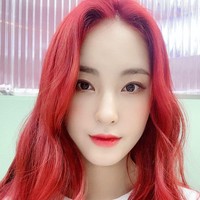 Moon Jinsil adalah salah satu back dancer cantik yang sering mengiringi Blackpink saat perform. Belakangan ia jadi perbincangan karena terungkap pernah debut sebagai idol KPop. Foto: Instagram @ dal_true_