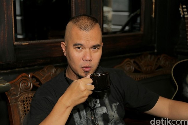 Ahmad Dhani memiliki wajah yang lokal Indonesia banget. Tapi ternyata mantan suami Maia Estianty itu memiliki darah blasteran Jerman dari sang ibu. Foto: Ismail