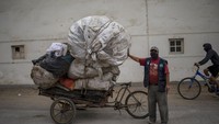 Masker dan sejumlah alat pelindung diri lainnya kini menjadi aksesoris yang banyak dikenakan oleh masyarakat guna mencegah penyebaran virus Corona. Sejumlah narapidana di penjara Kota Lima, Peru, itu pun mulai memproduksi masker guna memenuhi kebutuhan akan masker dan alat pelindung diri lainnya yang mengalami peningkatan imbas pandemi global tersebut.