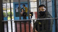 Sejumlah penjaga tampak bersiaga di luar bengkel tekstil yang berada di dalam Penjara Sarita Colonia, Lima, Peru.