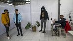 Napi di Peru Produksi Masker dari Balik Jeruji Besi Saat Pandemi