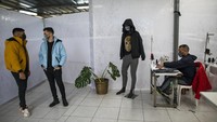 Menjahit maupun memproduksi pakaian atau masker menjadi salah satu kegiatan yang rutin dilakukan oleh sejumlah naripadana di Penjara Sarita Colonia yang berada di Kota Lima, Peru.