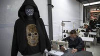 Seorang narapidana tengah membuat alat pelindung diri guna mencegah penyebaran virus Corona di Penjara Sarita Colonia, Lima, Peru.