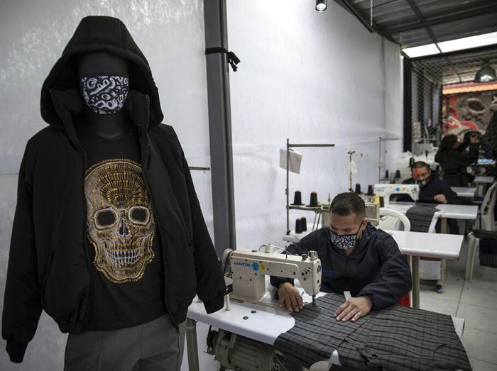Narapidana di Kota Lima, Peru, memproduksi masker dan alat pelindung diri lainnya di masa pandemi COVID-19. Seperti apa potretnya? Yuk, lihat.