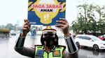 Pakai Masker-Bawa Poster, Polisi di Cawang Sosialisasi Cegah Corona