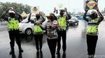 Pakai Masker-Bawa Poster, Polisi di Cawang Sosialisasi Cegah Corona