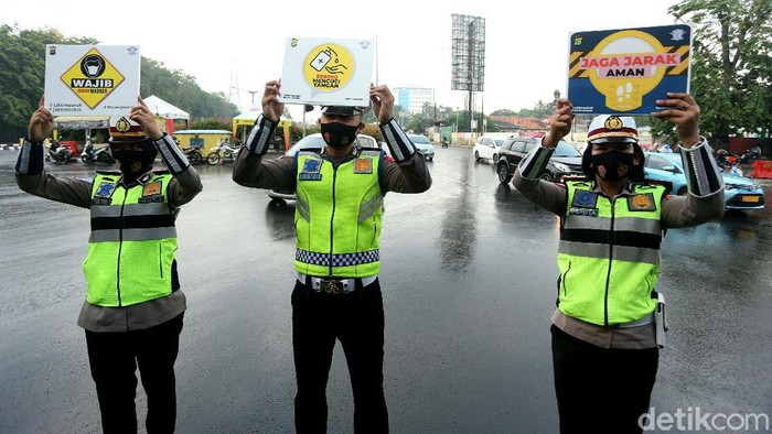 Pakai Masker-Bawa Poster, Polisi di Cawang Sosialisasi Cegah Corona Polisi gelar sosialisasi pencegahan virus Corona di Cawang. Sejumlah poster terkait penerapan protokol kesehatan turut dihadirkan dalam sosialisasi itu.