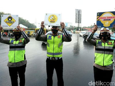 Pakai Masker-Bawa Poster, Polisi di Cawang Sosialisasi Cegah Corona
