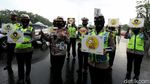 Pakai Masker-Bawa Poster, Polisi di Cawang Sosialisasi Cegah Corona