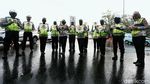 Pakai Masker-Bawa Poster, Polisi di Cawang Sosialisasi Cegah Corona