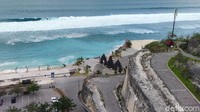 Sebelum pandemi, pantai Melasti bisa dikunjungi lebih dari 2.000 orang per hari. Perlu waktu bertahun-tahun untuk mengeruk jalan meliuk membentuk lorong yang dimulai pada tahun 2010 dan baru pada Agustus 2018, destinasi ini mulai dikelola desa adat Ungasan. (Foto: Ahmad Masaul Khoiri/detikcom)