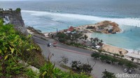 Pantai Melasti dilihat dari atas tebing. Hingga saat ini yang berkunjung kebanyakan masih warga lokal. Jumlahnya sekitar 600-700 orang per hari (Foto: Ahmad Masaul Khoiri/detikcom)