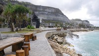 Pantai Melasti tergolong destinasi yang cantik. Tak heran bila ingin foto pra wedding harus menebus hingga Rp 500 ribu, belum termasuk fasilitas tambahan.