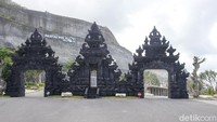 Pantai Melasti sering dijadikan tempat untuk sembahyang bagi umat Hindu. Namanya sendiri adalah upacara pensucian diri menyambut hari raya Nyepi.