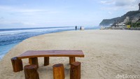 Pantai Melasti berdekatan dengan pantai tebing di Pura Luhur Uluwatu. Bedanya, di Melasti ini kita dapat berjemur di pasir putihnya di bagian ujung dan bermain air di ujung-ujungnya.