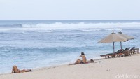 Para bule sedang berjemur di pantai Melasti di masa pandemi.