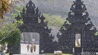 Dalam kepercayaan Hindu, sumber air seperti danau dan laut dianggap sebagai air kehidupan (tirta amerta). Pantai ini sangat ramai saat ada upacara itu, sejak dulu.