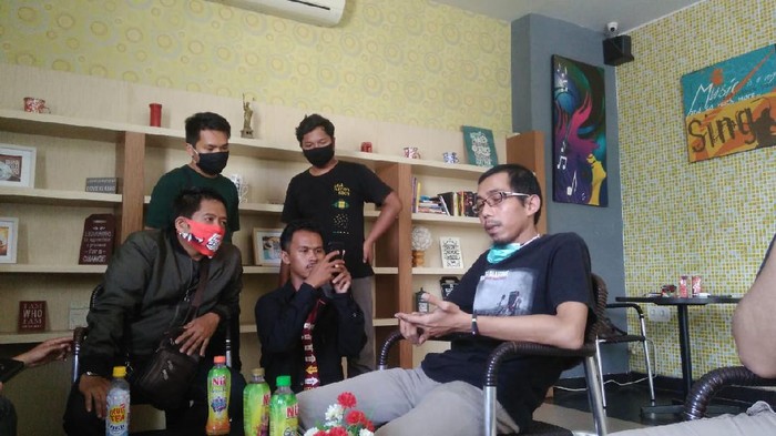 Pemred Banjarhirs, Diananta bertemu dengan rekan-rekan wartawan pascabebas