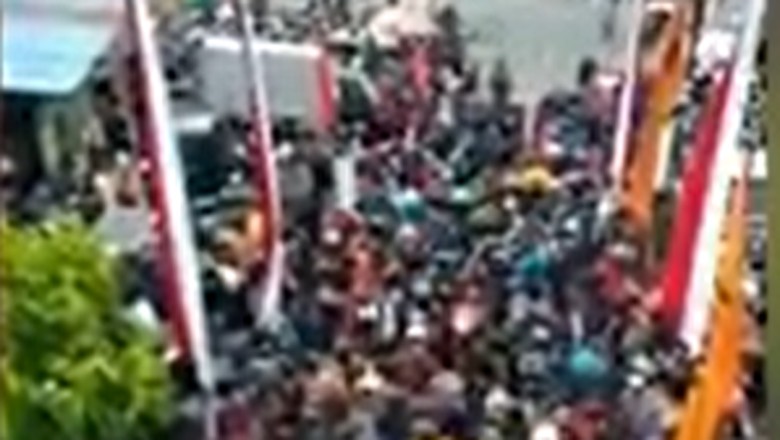 Pendaki Gunung Lawu Membludak di Perayaan 17 Agustus Beredar video membludaknya para pendaki yang hendak naik Gunung Lawu menikmati masa liburan pada 17 Agustus 2020. Keramaian itu terjadi di pos pendakian Cemara Sewu.