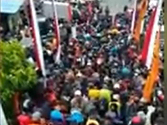 Beredar video membludaknya para pendaki yang hendak naik Gunung Lawu menikmati masa liburan pada 17 Agustus 2020. Keramaian itu terjadi di pos pendakian Cemara Sewu.