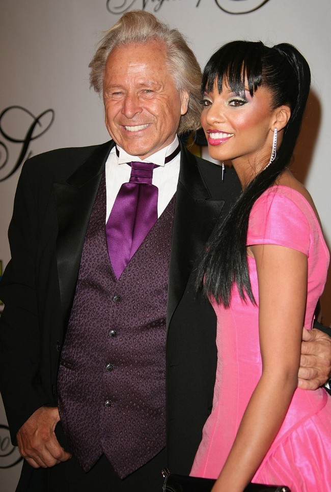 Pengusaha fashion asal Kanada, Peter Nygard, dilaporkan atas dugaan pemerkosaan. Kasus ini menjadi heboh karena pelapor tidak lain adalah anak-anaknya sendiri. Peter Nygard adalah pengusaha dan pemimpin Nygard International, produsen pakaian wanita yang berdiri sejak 1967. Baca berita selengkapnya di sini. (Foto: Chad Buchanan/Getty Images)