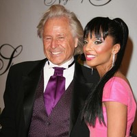 Pengusaha fashion asal Kanada, Peter Nygard, dilaporkan atas dugaan pemerkosaan. Kasus ini menjadi heboh karena pelapor tidak lain adalah anak-anaknya sendiri. Peter Nygard adalah pengusaha dan pemimpin Nygard International, produsen pakaian wanita yang berdiri sejak 1967. Baca berita selengkapnya di sini. (Foto: Chad Buchanan/Getty Images)