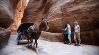 Petra adalah sebuah kota kuno yang hampir seluruh bangunannya terpahat di dinding tebing. Salah satunya adalah terowongan ngarai yang biasa disebut Siq. Di sana, Anda bisa melihat pahatan di dinding batu, seperti pipa dari tanah liat yang dulu digunakan dalam sistem pengairan. Jordan Pix/Getty Images  