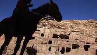 Selain Siq, masih ada Al-Khazneh, bangunan yang konon menyimpan harta karun terpendam mirip firaun. Selain Al-Khazneh ada pula Roman Theater, Royal Tombs, juga Ad-Deir yang menjadi ikon Kota Petra. Ad-Deir adalah bangunan megah dengan 800 anak tangga. Adam Pretty/Getty Images  