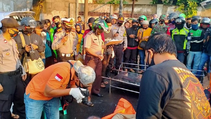 Pohon Tumbang di Kebon Jeruk Jakbar