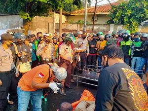 Driver Ojol Tewas Tertimpa Pohon Tumbang di Pos Pengumben Jakbar
