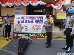 Polisi Gresik Dihukum Saat Kepergok Tak Pakai Masker