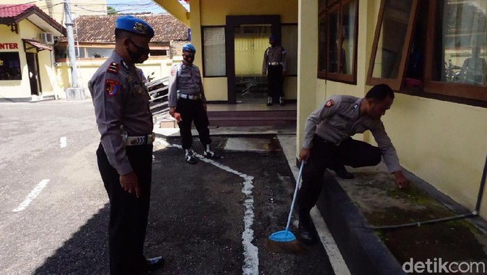 anggota polres pacitan dihukum tak pakai masker