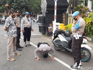 Polisi di Kota Malang Ini Dihukum Push Up Gegara Tak Pakai Masker