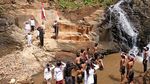 Potret Upacara HUT RI di Curug Tarung Temanggung
